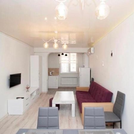 יירבאן Excellent Apartment In The Republic Square Pushkin 3 מראה חיצוני תמונה